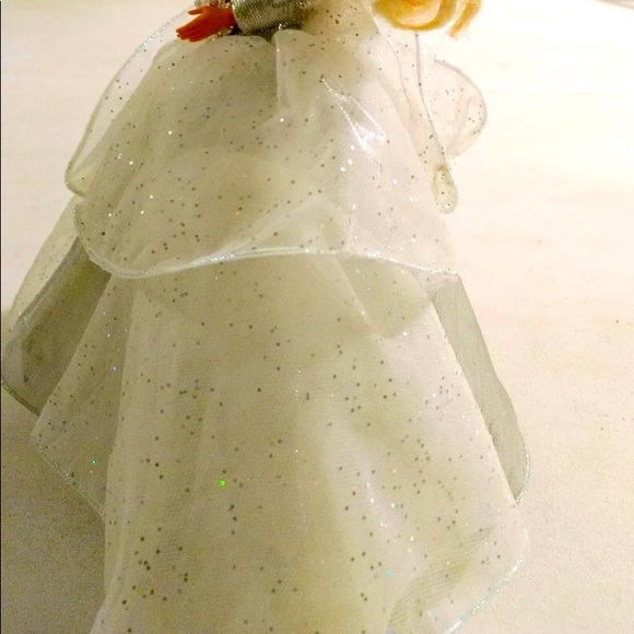 out of box Holiday Barbie - Picture 7 of 9